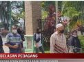 BELASAN PEDAGANG PASAR BEDUK PROTES LAPAK DIPINDAHKAN