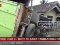 TRUK HINO BH 8405 TK BAWA TANDAN BUAH SAWIT SERUDUK RUMAH WARGA