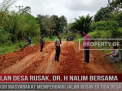 JALAN DESA RUSAK, Dr H NALIM BERSAMA TOKOH MASYARAKAT MEMPERBAIKI JALAN RUSAK DITIGA DESA TABIR ILIR