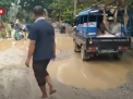 PROTES JALAN RUSAK, WARGA GELAR ACARA MANCING DAN TANAM PINANG DITENGAH JALAN