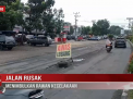 JALAN RUSAK MENIMBULKAN RAWAN KECELAKAAN