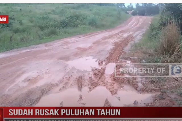 SUDAH RUSAK PULUHAN TAHUN WARGA SUNGAI GELAM KELUHKAN JALAN RUSAK YANG TAK KUNJUNG DIPERBAIKI