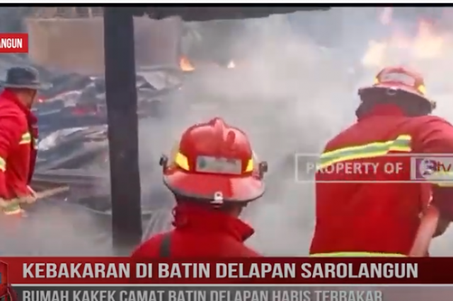 KEBAKARAN DI BATIN DELAPAN SAROLANGUN, RUMAH KAKEK CAMAT BATIN DELAPAN HABIS TERBAKAR