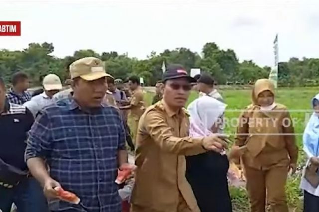 BUPATI ROMI HARIYANTO PANEN BUAH MELON DAN SEMANGKA