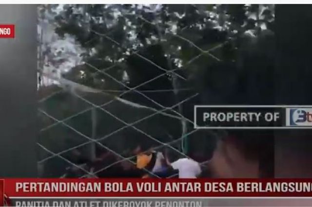 PERTANDINGAN BOLA VOLI ANTAR DESA BERLANGSUNG RICUH PANITIA DAN ATLET DIKEROYOK PENONTON