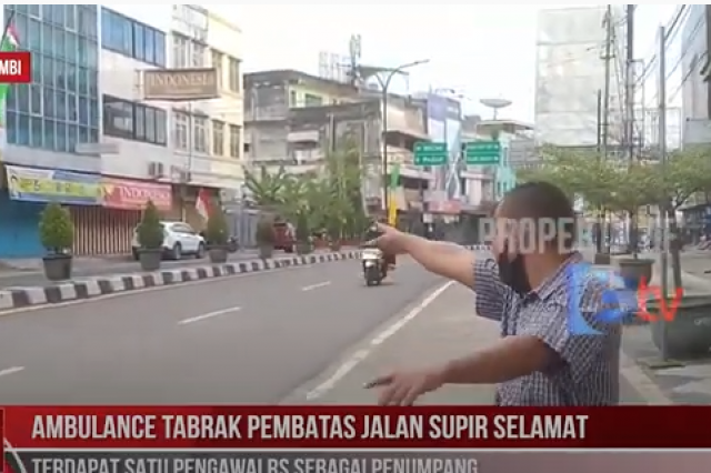 AMBULANCE TABRAK PEMBATAS JALAN SUPIR SELAMAT