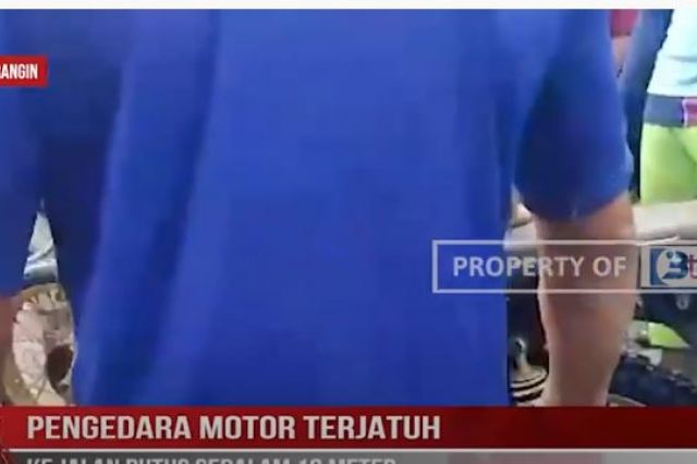 PENGEDARA MOTOR TERJATUH KE JALAN PUTUS SEDALAM 10 METER