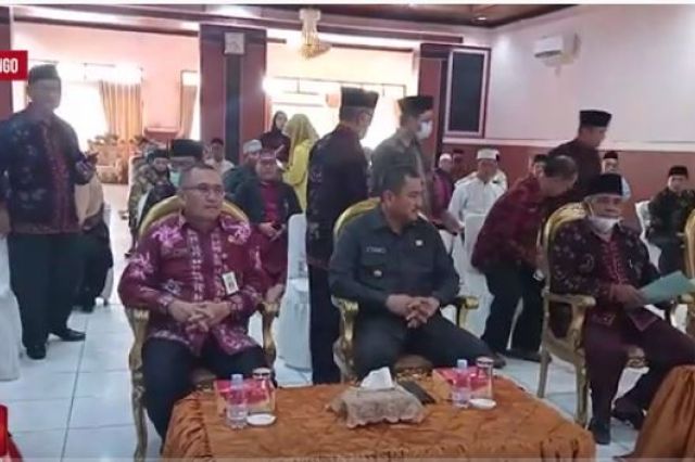 BUPATI BUNGO BERSAMA BAZNAS BERIKAN BANTUAN KEPADA GURU PONDOK PESANTREN