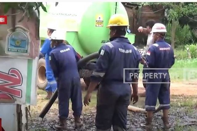 PIPA MINYAK PERTAMINA DI KOTA JAMBI BOCOR SEMBURAN MINYAK CEMARI LINGKUNGAN WARGA