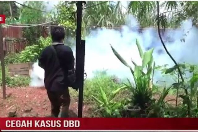 CEGAH KASUS DBD, WARGA KOTA JAMBI LAKUKAN FOGGING