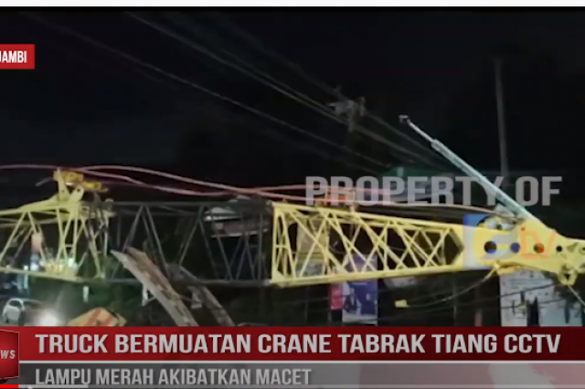 TRUCK BERMUATAN CRANE TABRAK TIANG CCTV LAMPU MERAH AKIBATKAN MACET