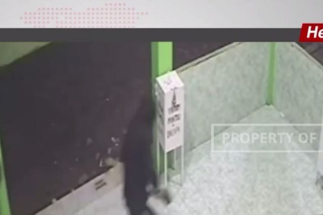 PENCURI KOTAK AMAL MASJID TEREKAM CCTV