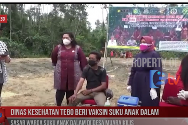 DINAS KESEHATAN TEBO BERI VAKSIN SUKU ANAK DALAM