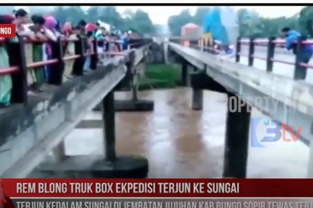 Rem Blong Truk Box Expedisi Terjun 30 Meter Ke Sungai