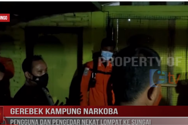 GEREBEK KAMPUNG NARKOBA PENGGUNA DAN PENGEDAR NEKAT LOMPAT KE SUNGAI