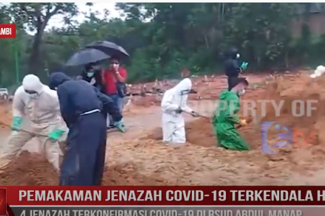 PEMAKAMAN JENAZAH COVID 19 TERKENDALA HUJAN