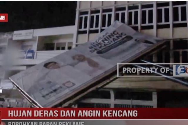 HUJAN DERAS DAN ANGIN KENCANG ROBOHKAN PAPAN REKLAME