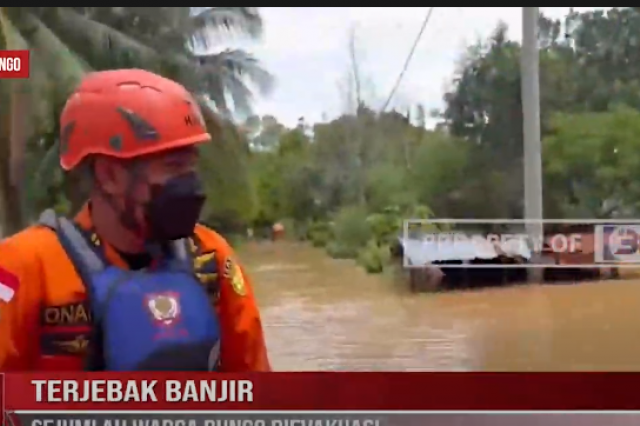 TERJEBAK BANJIR SEJUMLAH WARGA BUNGO DIEVAKUASI