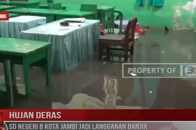 HUJAN DERAS, SD NEGERI 8 KOTA JAMBI JADI LANGGANAN BANJIR