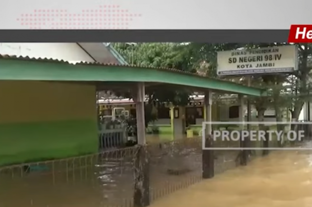 DITERJANG HUJAN DERAS,SEKOLAH DASAR NEGERI DI KOTA JAMBI TERENDAM BANJIR