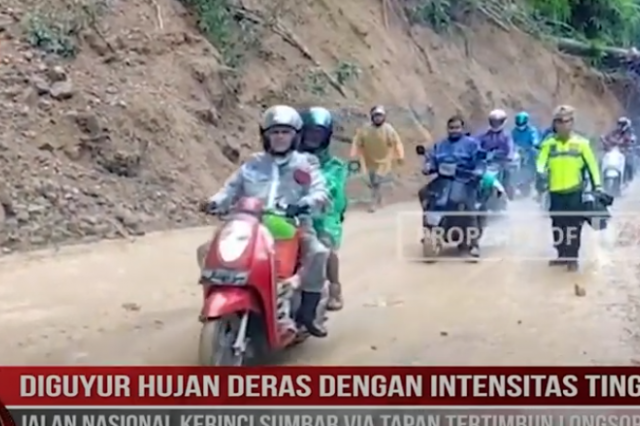 DIGUYUR HUJAN DERAS DENGAN INTENSITAS TINGGI, JALAN NASIONAL KERINCI SUMBAR VIA TAPAN TERTIMBUN