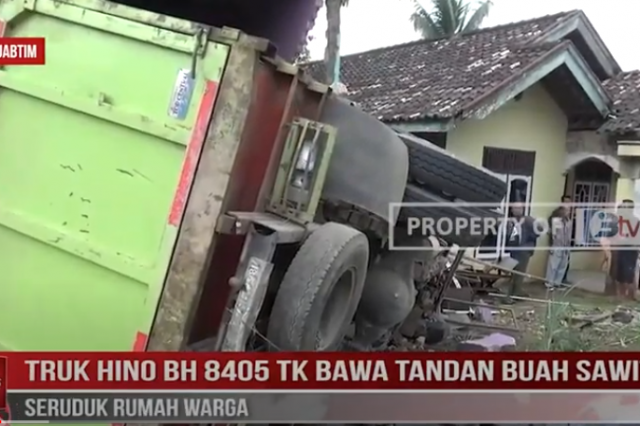 TRUK HINO BH 8405 TK BAWA TANDAN BUAH SAWIT SERUDUK RUMAH WARGA