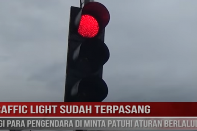 TRAFFIC LIGHT SUDAH TERPASANG,BAGI PARA PENGENDARA DI MINTA PATUHI ATURAN BERLALU LINTAS