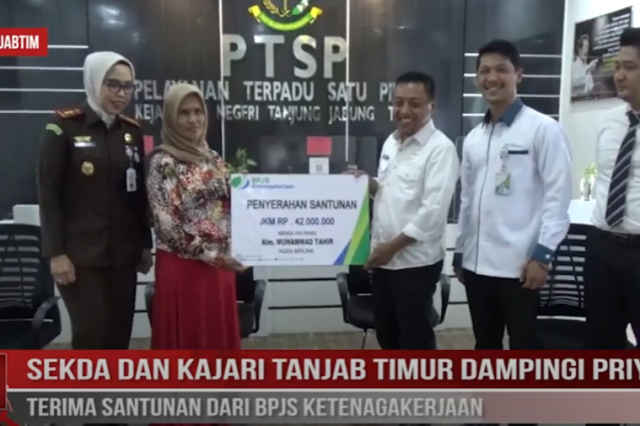 SEKDA DAN KAJARI TANJAB TIMUR DAMPINGI PRIYANI TERIMA SANTUNAN DARI BPJS KETENAGAKERJAAN