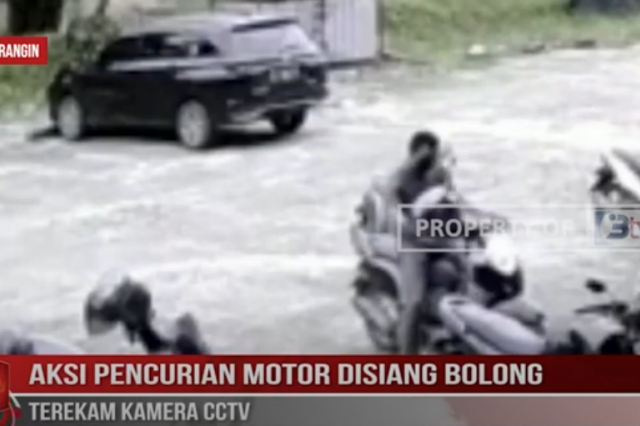 AKSI PENCURIAN MOTOR DISIANG BOLONG TEREKAM KAMERA CCTV