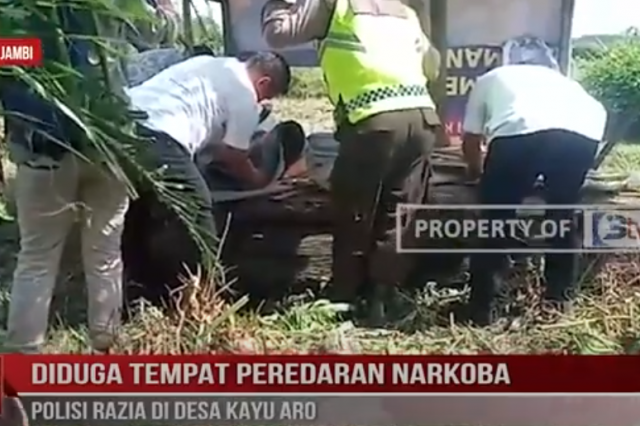 DIDUGA TEMPAT PEREDARAN NARKOBA, POLISI RAZIA DI DESA KAYU ARO