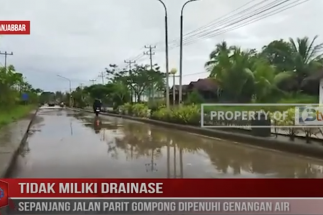 TIDAK MILIKI DRAINASE, SEPANJANG JALAN PARIT GOMPONG DIPENUHI GENANGAN AIR