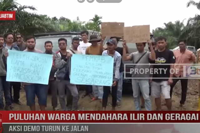 PULUHAN WARGA MENDAHARA ILIR DAN GERAGAI AKSI DEMO TURUN KE JALAN