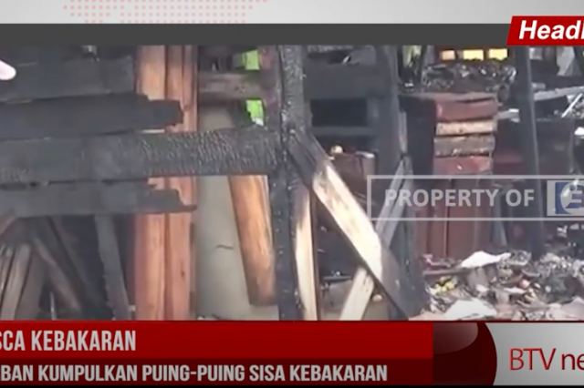 PASCA KEBAKARAN, KORBAN KUMPULKAN PUING PUING SISA KEBAKARAN