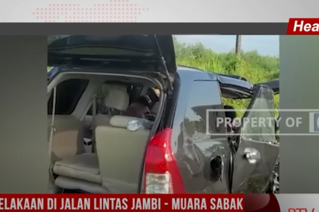 KECELAKAAN DI JALAN LINTAS JAMBI MUARA SABAK, SOPIR TERJEBAK DAN TERJEPIT