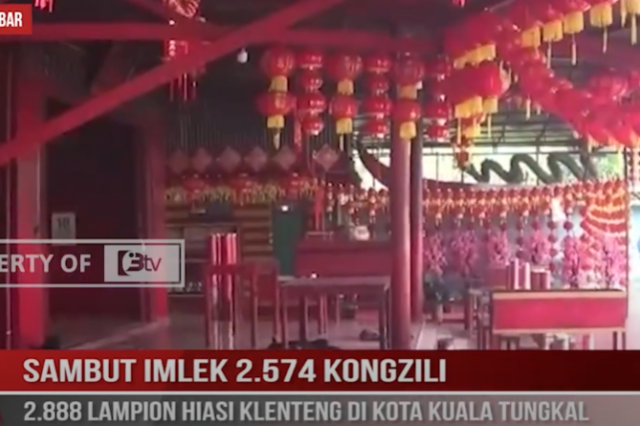 SAMBUT IMLEK 2 574 KONGZILI, 2 888 LAMPION HIASI KLENTENG DI KOTA KUALA TUNGKAL