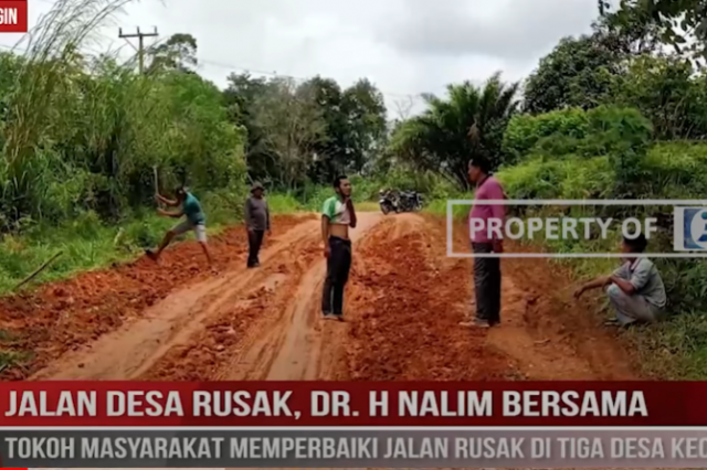 JALAN DESA RUSAK, Dr H NALIM BERSAMA TOKOH MASYARAKAT MEMPERBAIKI JALAN RUSAK DITIGA DESA TABIR ILIR