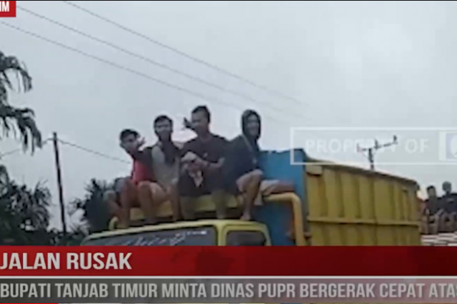 JALAN RUSAK, BUPATI TANJAB TIMUR MINTA DINAS PUPR BERGERAK CEPAT ATASI