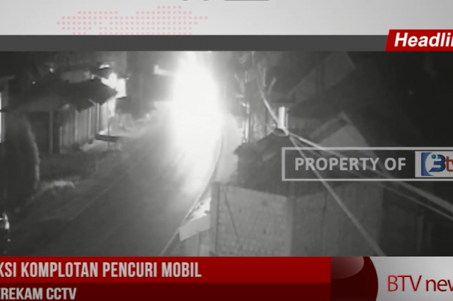 AKSI KOMPLOTAN PENCURI MOBIL TEREKAM CCTV