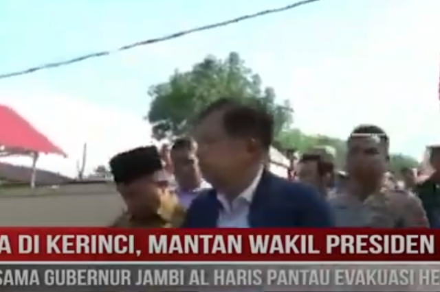 TIBA DI KERINCI, MANTAN WAKIL PRESIDEN JUSUF KALLA BERSAMA GUBERNUR JAMBI AL HARIS PANTAU EVAKUASI