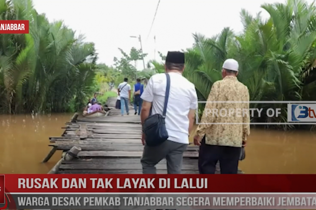 RUSAK DAN TAK LAYAK DI LALUI, WARGA DESAK PEMKAB TANJAB BARAT SEGERA MEMPERBAIKI JEMBATAN KAYU