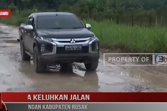 WARGA KELUHKAN JALAN KEWENANGAN KABUPATEN RUSAK