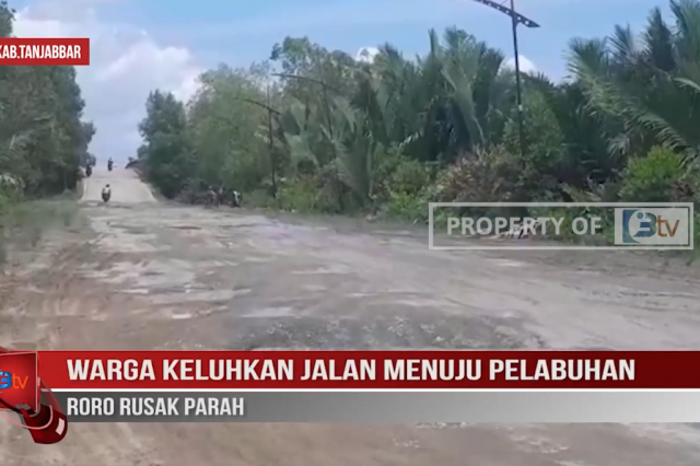 WARGA KELUHKAN JALAN MENUJU PELABUHAN RORO RUSAK PARAH