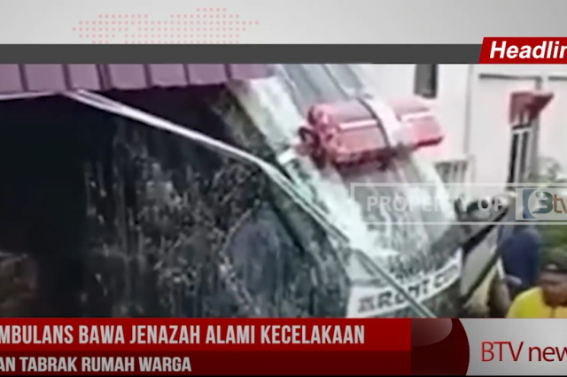 AMBULANS BAWA JENAZAH ALAMI KECELAKAAN DAN TABRAK RUMAH WARGA