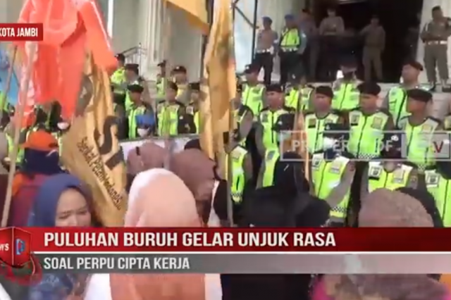 PULUHAN BURUH GELAR UNJUK RASA SOAL PERPU CIPTA KERJA