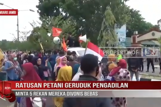 RATUSAN PETANI GERUDUK PENGADILAN,MINTA 5 REKAN MEREKA DIVONIS BEBAS