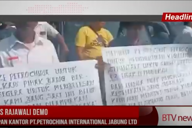 ORMAS RAJAWALI DEMO DI DEPAN KANTOR PT PETROCHINA INTERNATIONAL JABUNG LTD