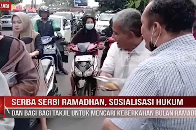 SERBA SERBI RAMADHAN, SOSIALISASI HUKUM DAN BAGI BAGI TAKJIL UNTUK MENCARI KEBERKAHAN BULAN RAMADHAN