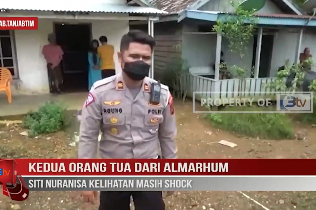 KEDUA ORANG TUA DARI ALMARHUM SITI NURANISA KELIHATAN MASIH SHOCK