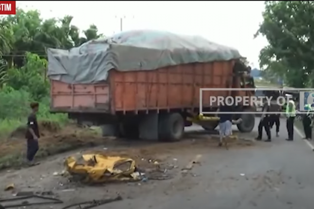 AKIBAT NGANTUK,TRUK HANTAM TRUK DI JALAN LINTAS JAMBI MUARA SABAK