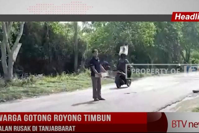 WARGA GOTONG ROYONG TIMBUN JALAN RUSAK DI TANJABBARAT